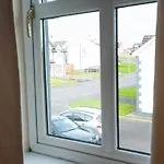 Dom wakacyjny Modern Three Bedroom House In - Luxury And Homes *