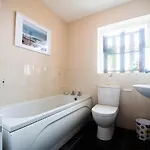 Dom wakacyjny Modern Three Bedroom House In - Luxury And Homes *