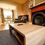 Dom wakacyjny Modern Three Bedroom House In - Luxury And Homes *