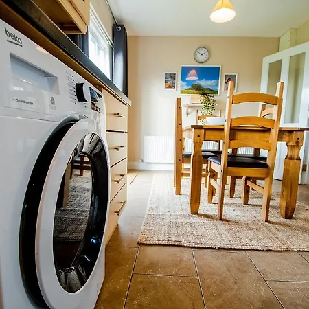 Modern Three Bedroom House In - Luxury And Homes