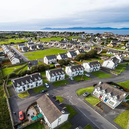 Vakantiehuis Modern Three Bedroom House In - Luxury And Homes *