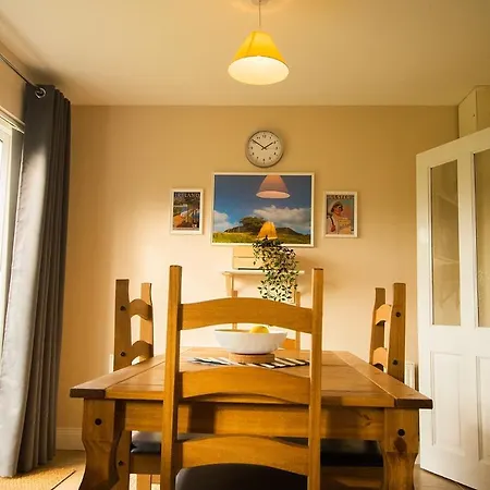 Modern Three Bedroom House In - Luxury And Homes