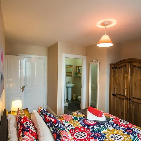 Holiday home Modern Three Bedroom House In - Luxury And Homes