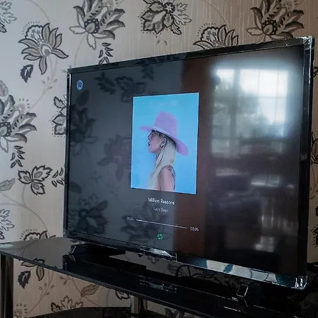 Modern Three Bedroom House In - Luxury And Homes